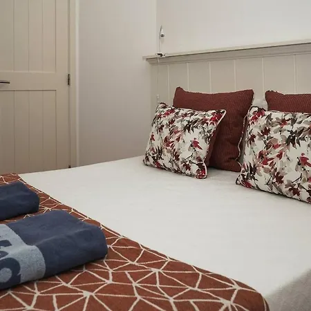 Breathtaking Beachfront House Nyaraló Albufeira