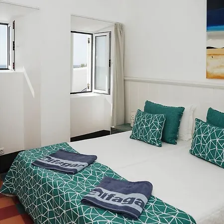 Breathtaking Beachfront House Nyaraló