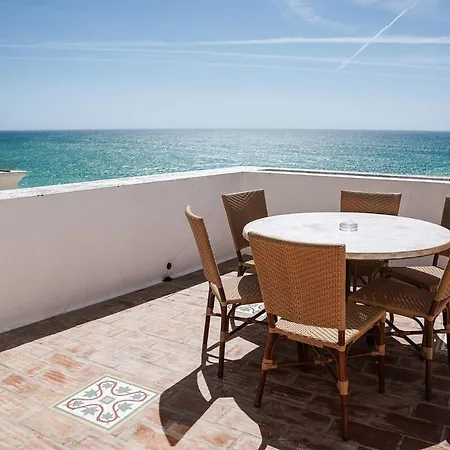 Nyaraló Breathtaking Beachfront House *