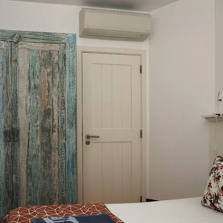 Breathtaking Beachfront House Nyaraló Albufeira