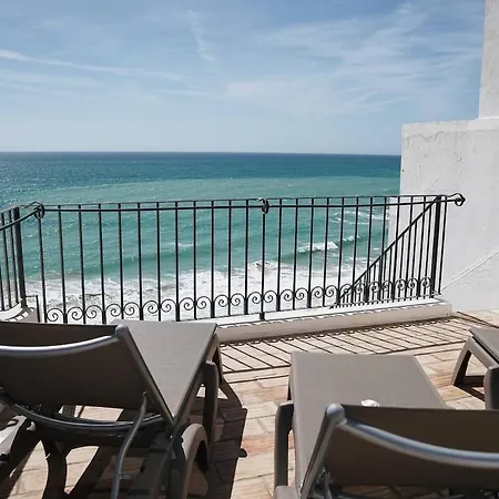 Breathtaking Beachfront House بيت للعطل