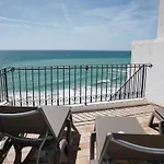 Breathtaking Beachfront House 別荘